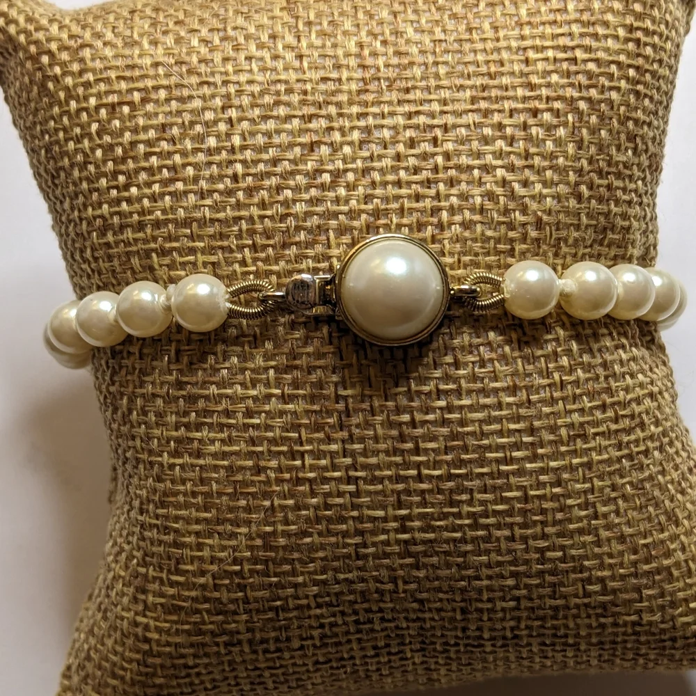 Vintage CAROLEE Faux Pearl Bracelet‎ – Gold-Tone Box Clasp - Picture 4 of 6